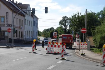 Wegen Abrissarbeiten: Straße in Richtung Schmölln gesperrt - Da die alte Trafostation abgerissen wird, ist die Fahrbahn in Richtung Schmölln gesperrt – bis zum 2. August.