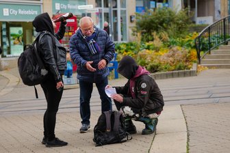Wegen Alkoholverbotszone in Plauen: Anwohner klagen über neuen Trinker-Treff – „der Zustand ist so nicht tragbar“ - Stadtrat Bernd Stubenrauch sucht das Gespräch mit Jugendlichen, die sich an der Grenze der Alkoholverbotszone regelmäßig aufhalten.