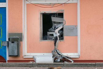 Wegen Automatensprengern: Sparkasse Chemnitz schränkt Öffnungszeiten für SB-Foyers ein - Immer wieder werden Geldautomaten gesprengt. Hier traf es 2023 ein Gerät der Sparkasse in Frankenberg.