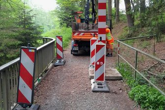 Wegen B-95-Sperrung im Erzgebirge: „Bekloppte“ Autofahrer nehmen heimlich Erholungswald als Umleitung - Mit Betonfüßen und Barken wird versucht, die Zuwegungen in den Abtwald zu sperren.