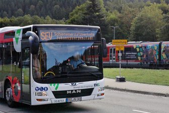 Wegen Bauarbeiten an der Strecke: Zwischen Johanngeorgenstadt und Antonsthal rollen Busse statt Bahn - In Antonsthal enden derzeit die Züge aus Richtung Zwickau in Richtung Johanngeorgenstadt. Von hier aus geht es mit Bussen weiter, die auch von Johanngeorgenstadt nach Antonsthal rollen.