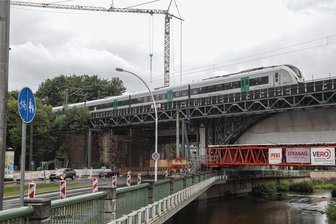 Wegen Bauarbeiten in Chemnitz: MRB-Züge brauchen ab Montag bis zu einer Stunde länger - Ein MRB-Zug fährt über das Chemnitzer Viadukt. Ab Montag (25. September) wird der Streckenabschnitt wegen Bauarbeiten gesperrt.