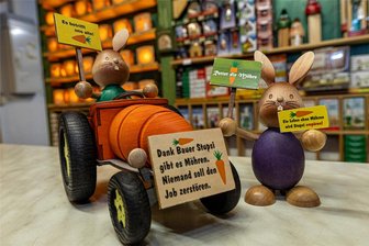 Wegen Bauernprotesten: Vogtländische Drechslerei bringt Demo-Hase „Stupsi“ auf den Markt - Die Bauernproteste greift das Volks- und Holzkunst-Unternehmen „Drechslerei Kuhnert“ als Motiv auf. Aus der österlichen Reihe „Stupsi“ kommen „Der Demonstrant“ und „Stupsi mit Traktor“ am Wochenende in den Handel.