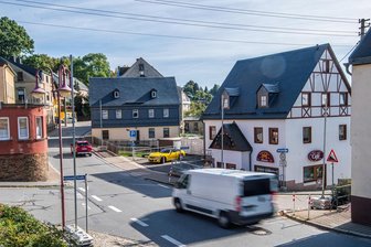 Wegen Baustelle und Umleitung in Bernsbach: Vier-Seiten-Ampel an stark befahrener Kreuzung - Wegen einer baubedingten Umleitung wird diese Kreuzung in Bernsbach ab Mittwoch wieder per Ampel geregelt.