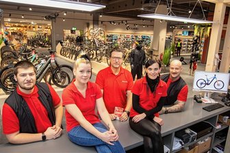 Wegen Black Friday: Händler im Vogtland schickt sein Team heute in den Urlaub - Oliver Zintl (Mitte) gibt seinen Mitarbeitern am Freitag frei. Julian Reitel, Samantha Weidlich, Stephanie Färber und Kurt Koch (von links) freuen sich über den extra Urlaubstag.