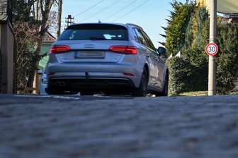 Wegen Blitzer-Testbild: Autofahrer und Mitarbeiter des Chemnitzer Ordnungsamts prügeln sich - In der 30er-Zone an der Oberen Hauptstraße in Wittgensdorf spielten sich im April 2024 ungewöhnliche Szenen ab.