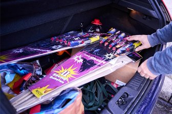 Wegen Böllern: Ticket- und Parkautomaten werden verschlossen und abgeschaltet - Schon jetzt sind einzelne Böller zu hören. Raketen und Co wird es Silvester wieder jede Menge geben.