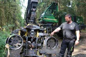 Wegen Borkenkäfer: Forstbetrieb aus dem Vogtland investiert in Spezialtechnik - Michél Hechler vom gleichnamigen Forstunternehmen in Reuth zeigt die Technik zum Entrinden am Harvester.
