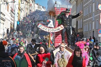 Bunt, fröhlich und voll: So kennt man den Straßenfasching in Meerane. Wegen Corona muss er diesmal ausfallen.