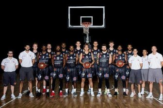 Wegen Corona-Quarantäne: Nächstes Spiel der Niners Chemnitz verlegt - Kommen noch nicht zum Zug: die Niners Chemnitz der Saison 2020/2021 (von links) - Physiotherapeut Vitalij Sandler, Athletiktrainer Tommaso Rizzacasa, Luis Figge, Shannon Bogues, Leon Hoppe, Marcus Thornton, Isiaha Mike, Virgil Matthews, Jonas Richter, Malte Ziegenhagen, Filip Stanic, Dominique Johnson, Niklas Wimberg, Terrell Harris, Assistenztrainer Daniel Sokolovsky, Teambetreuer Luthfi Rachmat, Cheftrainer Rodrigo Pastore.