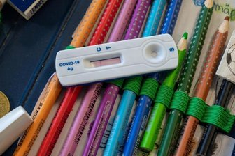 Wegen Corona-Testpflicht: Kinder im Vogtland bleiben Schule fern -