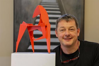 Wegen der Stahlpreise: Tilmann Röhner zeigt in der Hessenmühle Gersdorf ein kleines Pferd - Künstler Tilmann Röhner zeigt in der Hessenmühle Gersdorf neben Grafik und dieses rote Pferd aus Stahl.
