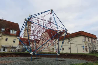 Wegen des Feuerwehrneubaus: Werdauer Kinder bekommen Spielplatz in der Innenstadt - Derzeit steht die Kletterspinne am Brühl/Weberstraße in der Werdauer Innenstadt noch alleine da. Das soll sich ändern.