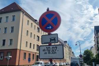 Wegen Dreh für Erzgebirgskrimi: Parkchaos auf dem Kaßberg in Chemnitz spitzt sich zu - Plötzlich standen die Schilder rund um die Kreuzung Hübschmannstraße und Puschkinstraße. Bis wann das Verbot gilt, ist für Anwohner nicht ersichtlich.