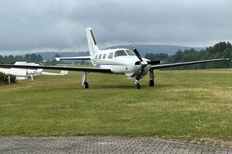 Wegen drohenden Unwetters: Schweden landen außerplanmäßig auf dem Auerbacher Flugplatz - Die Piper mit dem Ziel Göteborg machte eine Zwischenlandung in Auerbach.