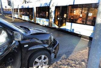 Wegen Eisglätte: Hyundai prallt gegen Straßenbahn - 