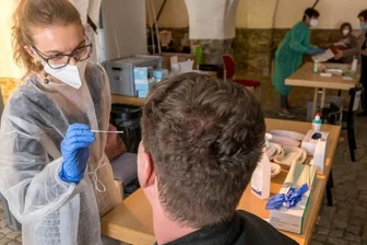 Wegen Ende der kostenlosen Corona-Tests: DRK schließt Testzentrum in Marienberg - Juliane Röber, Leiterin des Olbernhauer Testzentrums, testete am Freitag zusammen mit weiteren Helfern wieder zahlreiche Menschen mittels Schnelltest.