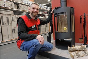 Wegen Energiekrise: Öfen sind in Westsachsen fast nicht mehr zu bekommen - Verkäufer Fabian Wagner präsentiert im Hagebaumarkt in Zwickau-Marienthal einen Ofen. Die Nachfrage ist stark gestiegen, genau wie die Preise. 