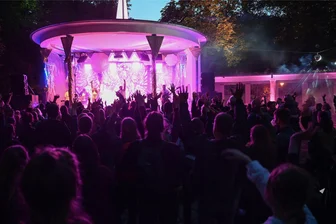 Wegen erwartetem Starkregen: Chemnitzer Festival „Fuego a la Isla“ zieht um - Traditionell findet das „Fuego a la Isla“ auf der Schloßteichinsel statt. Diesmal zieht es aber wetterbedingt um.