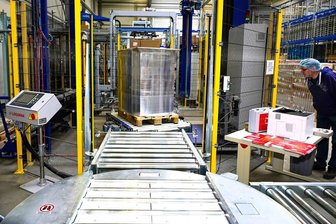 Wegen fehlender Fachkräfte: Crimmitschauer Firma kauft weiteren Hightech-Roboter - Auch die Verpackungen müssen verpackt werden. In Crimmitschau hat jetzt Mugler Masterpack einen 1,2 Millionen Euro teuren Palettier-Roboter in Betrieb genommen, der drei manuelle Abpackplätze ersetzt. Der Hauptsitz des Familienbetriebes befindet sich im Hohenstein-Ernstthaler Ortsteil Wüstenbrand.