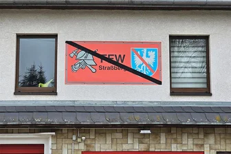 Wegen Feuerwehr-Streit mit Plauen: Straßberger bringen Trauerflor an ihrer Wache an - Die Straßberger haben ein Trauerflor an ihrer Wache im Ort angebracht.