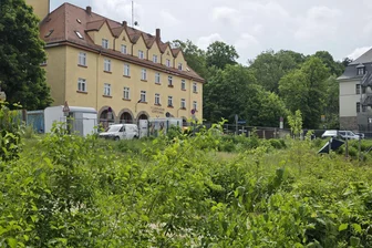 Wegen Feuerwehrneubau: Werdau ohne warmes Wasser – Diese Straßen sind betroffen - Auf dem Dr.-Breitscheid-Platz nahe dem Feuerwehrgerätehaus soll der Erweiterungsbau entstehen.