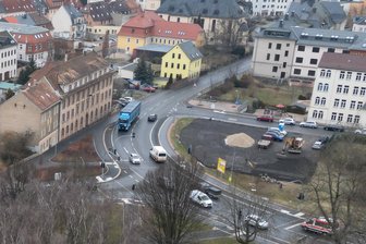 Wegen Feuerwehrneubaus: Stadt schafft Möglichkeiten zum Parken - Auf die Fläche an der B 175 (rechts im Bild) soll ein Ausweichparkplatz entstehen.