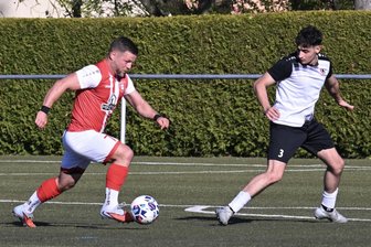 Wegen FSV Zwickau gegen FC Erzgebirge Aue: Fußball-Kreisverband verschiebt Pokalfinale - Oliver Bahr (l.) stellte am Freitag mit dem 1:0 für den SV Waldenburg beim SV Motor Zwickau-Süd die Weichen in Richtung Pokalfinale.