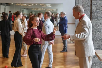 Wegen Fußball-EM: Tanzlehrer landen in Chemnitz statt Leipzig – und sind begeistert - Auch für die Schüler der Tanzschule „Emmerling“ war die Woche aufregend. Sarah Lehmann musste Tanzprüfer Carsten Rott aus München von ihrem Können überzeugen.