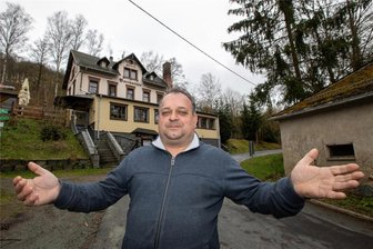 Wegen gesperrter Brücke in Barthmühle: Gastwirt Momo schließt nun doch - Anfang des Jahres hat sich Miodrag Djurdevic noch kämpferisch gezeigt. Jetzt hisst der Wirt die weiße Fahne. Ende August schließt er Momos Barthmühle.