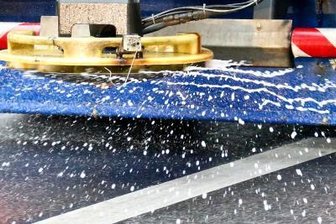 Wegen Glätte doppelt so viele Unfälle in der Region Chemnitz - Ein Fahrzeug vom Winterdienst streut Salz auf eine Straße.