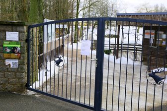 Wegen Glatteis: Tierpark Hirschfeld vorerst geschlossen - Ein Zettel am Eingangstor weist Besucher auf die vorübergehende Schließung hin.