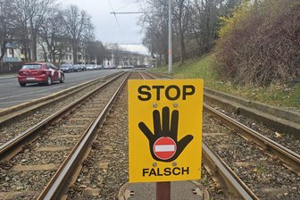 Wegen Gleisbett-Unfällen: Straßenbahnbetrieb stellt Schilder auf – im Plauener Rathaus merkt’s keiner - An der Straßenbahn-Haltestelle Suttenwiese sind wiederholt Autos den von der Straße weg führenden Gleisen gefolgt und im Gleisbett gelandet. Dieses Schild steht jetzt als Warnung.