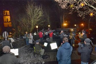 Wegen großer Enge ziehen Turmbläser zum Auerbacher Schlossturm - Vom Turm der Auerbacher Laurentiuskirche sind die Posaunenbläser am vergangenen Sonntag an den Fuß des Schlossturmes umgezogen.