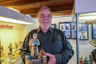 Wegen großer Nachfrage: Ausstellung mit Schnitzereien im Erzgebirge geht in Verlängerung - Bernd Steinhardt stellt seine Schnitzereien im Auer Stadtmuseum aus.