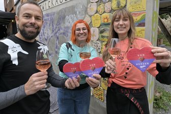 Wegen großer Nachfrage: Winterpause für Zwickauer Liebesmauer fällt aus - Sara Linke (r.), Sabine Reichert und Fliesenleger Marco Reuter an der Liebesmauer.