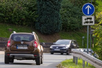 Wegen Gullydeckel: Staatsstraße zwischen Marienberg und Annaberg ab Montag drei Wochen gesperrt - Entlang der S 221 in Großrückerswalde werden ab Montag abgesackte Gullydeckel erneuert. 