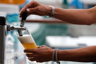 Wegen höherer Mehrwertsteuer: Sachsens Wirte klagen über weniger Gäste - Eine Servicekraft zapft in einer Gaststätte ein Bier. Etliche Gastwirte haben ihre Öffnungszeiten eingeschränkt.