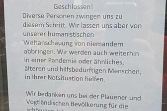 Wegen Impfangebot: Unfreiwilliges Ende für Partyservice Baumert - Dieser Zettel im Fenster des früheren Partyservices weist seit Wochen auf das Aus des Geschäftes hin. "Adi" Baumert hat das Schreiben auch in den sozialen Netzwerken veröffentlicht. Es habe viele Reaktionen darauf gegeben, sagt er. 