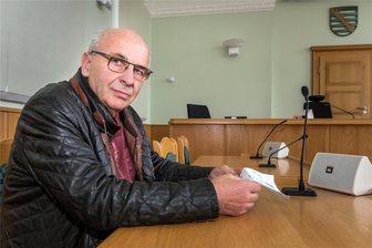 Wegen „Klimaklebern“: Bürgermeister aus dem Erzgebirge freiwillig vor Gericht - Andreas Börner im Amtsgericht Marienberg: Der Erzgebirger nutzte den Gerichtssaal bewusst als Bühne.
