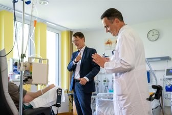 Wegen Krankenhausreform: Lauterbach kündigt in Chemnitz steigende Krankenkassenbeiträge an - Wegen der geplanten Krankenhausreform des Bundes werden die Beiträge der gesetzlichen Krankenkassen steigen. Das räumte Bundesgesundheitsminister Karl Lauterbach (SPD, Mitte) am Dienstag bei einem Besuch des Chemnitzer Klinikums ein. Rechts Chefarzt Mathias Hänel.