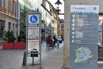 Wegen massiver Verstöße: Zufahrt in Petersstraße in Freiberg ab 26. März gesperrt - Die Petersstraße in Freiberg wird vorübergehend eine Einbahnstraße. Lieferanten erreichen sie zu Lieferzeiten über den Obermarkt (Bild: Zufahrt vom Obermarkt).