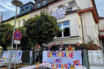 Wegen Neonazis in der Nachbarschaft: Wie sich diese Plauener Hausgemeinschaft für mehr Weltoffenheit engagiert - Sie wurden für ihr Engagement am Wartburgplatz ausgezeichnet: die Plauener Familien Adler, Richter, Groh/Bellmann. 