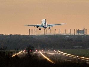 Wegen neuer Virus-Mutation: Bundesregierung stoppt Flüge aus Großbritannien - Ein Airbus startet an einem Flughafen.