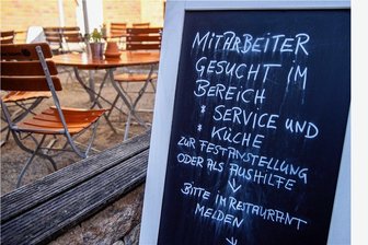 Wegen Personalmangels geschlossen: Deutschland braucht mehr Zuwanderung - Nicht nur in der Gastronomie fehlt Personal. Inzwischen wird in etlichen Branchen händeringend nach Mitarbeitern gesucht.
