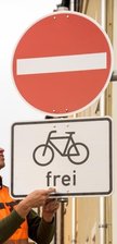 Wegen Radlern: Verkehrsregeln geändert - Bauhof-Mitarbeiter Dirk Schmeller montiert die neue Beschilderung, auf die auch Autofahrer besonders achten sollten.