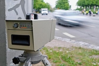 Wegen Raserei in den Dörfern: Oelsnitz will mobilen Blitzer anschaffen - Ein mobiler Blitzer: Geht es nach der Stadtverwaltung Oelsnitz, dann soll bald wieder ein Gerät in der Stadt und den Kommunen der Verwaltungsgemeinschaft im Einsatz sein. 