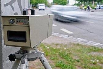 Wegen Raserei in den Dörfern: Oelsnitz will mobilen Blitzer - Ein mobiler Blitzer: Geht es nach der Stadtverwaltung Oelsnitz, dann soll bald wieder ein Gerät in der Stadt und den Kommunen der Verwaltungsgemeinschaft im Einsatz sein.