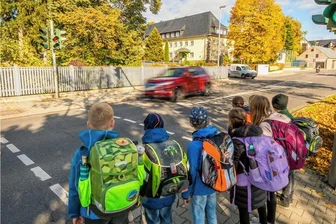 Wegen Rotsünder: Eltern in Marienberg sorgen sich um Sicherheit vor Grundschule - Es ist ein Katzensprung vom Parkplatz an der Freiberger Straße bis zur Herzog-Heinrich-Grundschule. Doch an der Fußgängerampel wird Rot von Autofahrern öfters übersehen. 