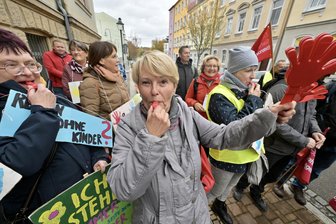 Wegen Schließung der Werdauer Kinderklinik: Pfeifkonzert vor dem Landratsamt - Knapp 50 Leute – Beschäftigte der Kinderklinik als auch Unterstützer – haben am Dienstag vor dem Landratsamt demonstriert.